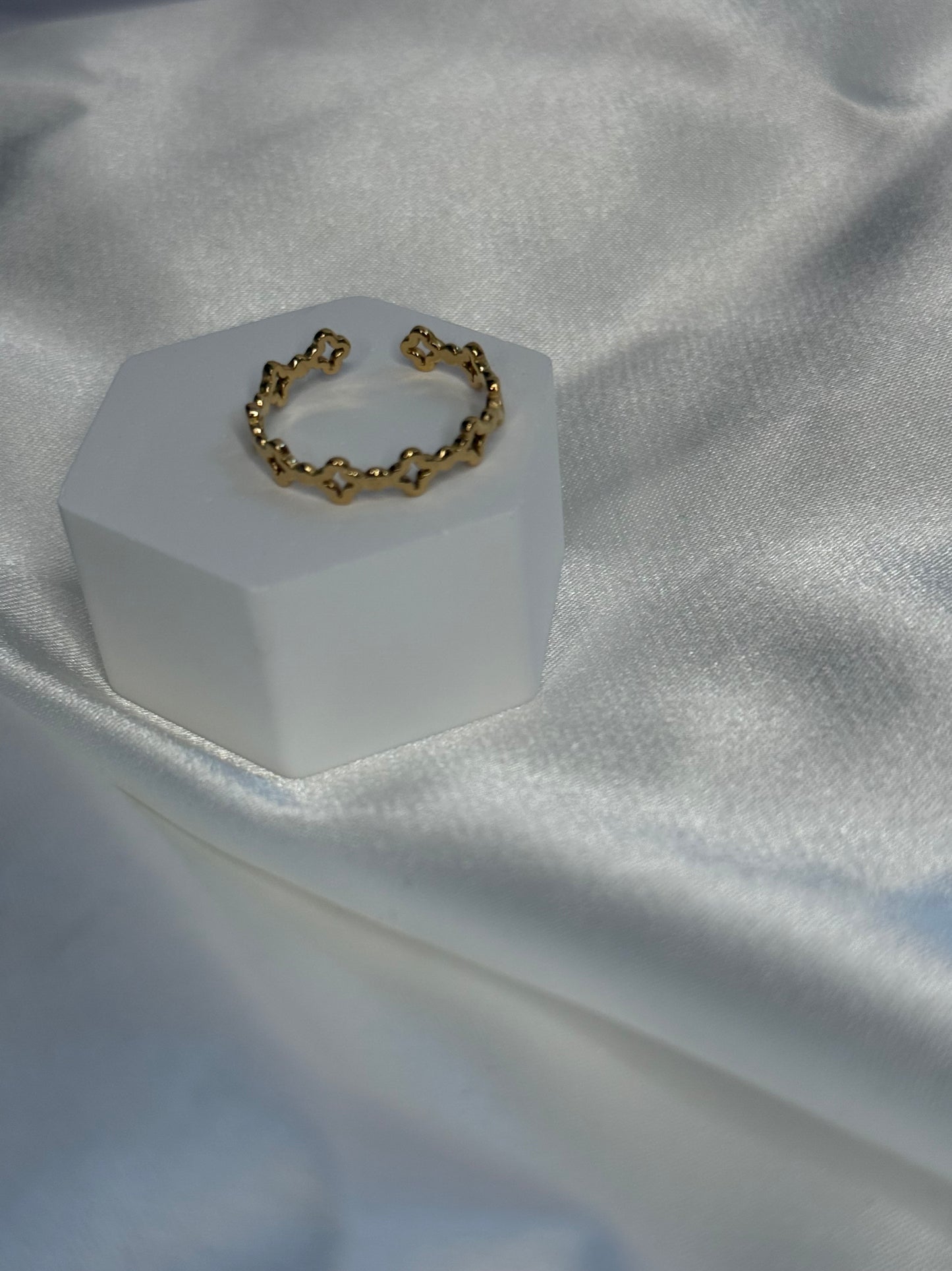 Clover Ring