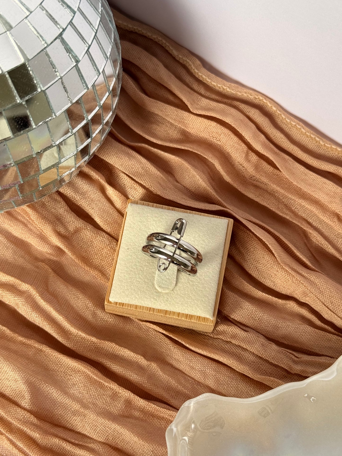 Cool Girl Ring 🧷🕶️